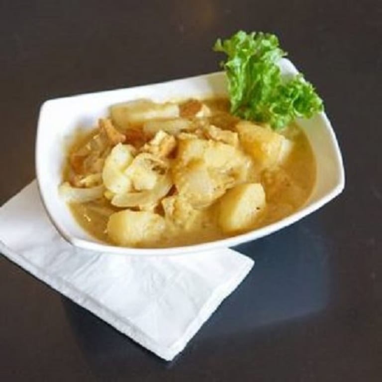 Thai Curry Delights: A Flavorful Experience